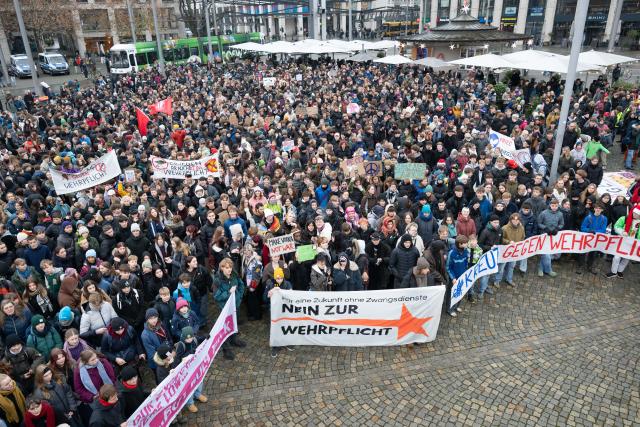 FILED - 05 December 2025, Saxony, Dresden: Pupils take part in a school strike on Postplatz against the reintroduction of compulsory military service. Photo: Sebastian Kahnert/dpa