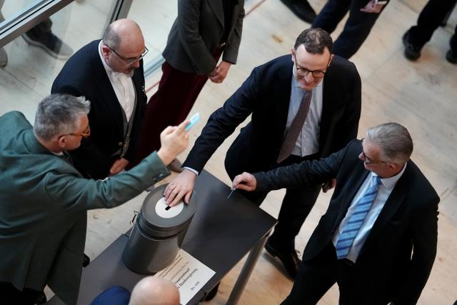 05 December 2025, Berlin: Jens Spahn, CDU/CSU parliamentary group leader in the Bundestag, and other MPs cast their votes in a roll-call vote on the pension package in the German Bundestag. Photo: Kay Nietfeld/dpa