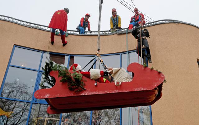 05 December 2025, Mecklenburg-Western Pomerania, Rostock: Santa Claus in a flying sleigh and other superheroes bring presents to the patients in the children's and youth clinic at the university hospital. Photo: Bernd Wüstneck/dpa