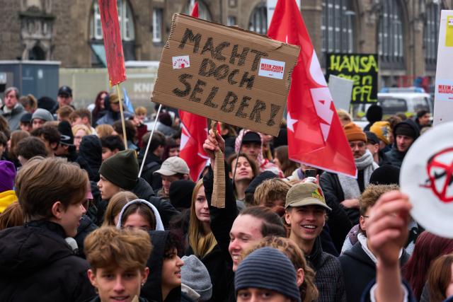 05 December 2025, Bavaria, Hamburg: People take part in a demonstration against military conscription Hamburg. German lawmakers gave the green light on Friday for the introduction of a new voluntary military service, agreed amid much debate as a consequence of Russia's full-scale invasion of Ukraine. Photo: Marcus Golejewski/dpa