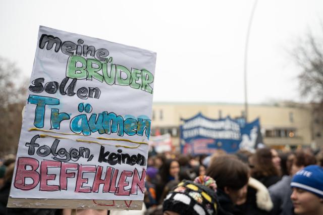 05 December 2025, Bavaria, Berlin: A sign reads "my brothers should follow dreams, not COMMAND" are held during a protest at Hallesches Tor against military conscription. German lawmakers gave the green light on Friday for the introduction of a new voluntary military service, agreed amid much debate as a consequence of Russia's full-scale invasion of Ukraine.

. Photo: Markus Lenhardt/dpa