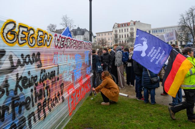 05 December 2025, Brandenburg, Cottbus: Pupils take part in the nationwide school strike and demonstrate against the introduction of compulsory military service. Photo: Patrick Pleul/dpa