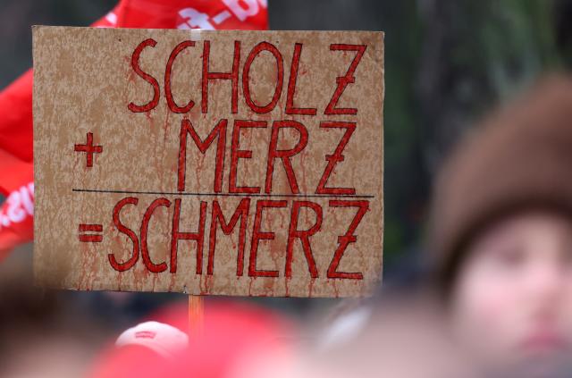 05 December 2025, Mecklenburg-Western Pomerania, Rostock: Pupils take part in the nationwide school strike and demonstrate against the introduction of compulsory military service. Photo: Bernd Wüstneck/dpa