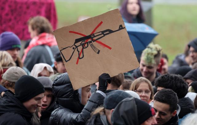 05 December 2025, Mecklenburg-Western Pomerania, Rostock: Pupils take part in the nationwide school strike and demonstrate against the introduction of compulsory military service. Photo: Bernd Wüstneck/dpa