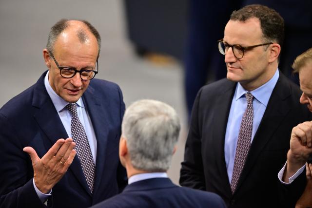 05 December 2025, Berlin: (L-R) German Chancellor Friedrich Merz, Steffen Bilger, Member of the Bundestag, and Jens Spahn, Christian Democratic Union (CDU)/Christian Social Union (CSU) parliamentary group leader in the Bundestag, speak on the sidelines of the German Bundestag session. Photo: Sebastian Gollnow/dpa