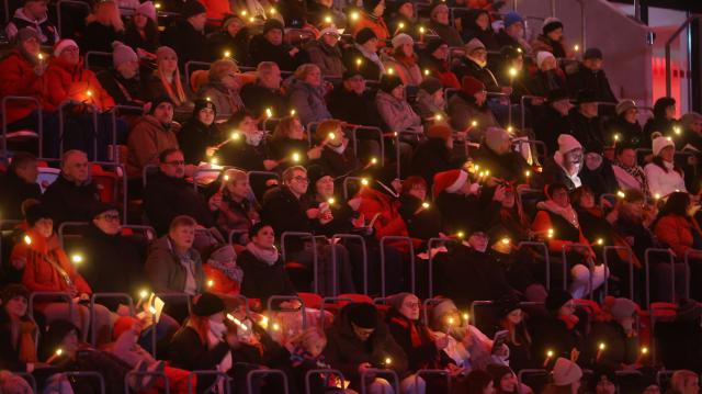 05 December 2025, Thuringia, Erfurt: People sing Christmas carols at the Thuringian Christmas Singing, accompanied by musicians from the orchestra of the "Thueringen Philharmonie Gotha-Eisenach" in the Steigerwaldstadion. Photo: Bodo Schackow/dpa