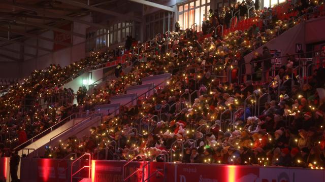 05 December 2025, Thuringia, Erfurt: People sing Christmas carols at the Thuringian Christmas Singing, accompanied by musicians from the orchestra of the "Thueringen Philharmonie Gotha-Eisenach" in the Steigerwaldstadion. Photo: Bodo Schackow/dpa