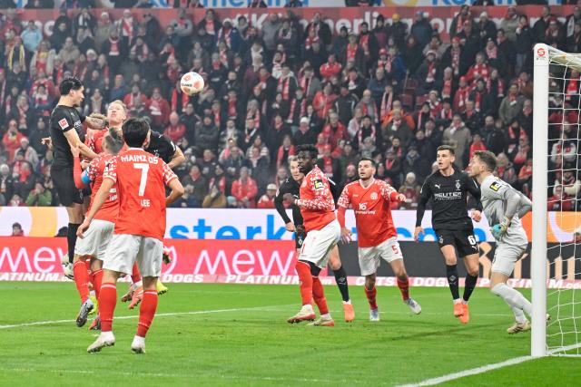 05 December 2025, Rhineland-Palatinate, Mainz: Gladbach's Kevin Diks (L) scores a goal that was later ruled out during the German Bundesliga soccer match between FSV Mainz 05 and Borussia Moenchengladbach at Mewa Arena. Photo: Uwe Anspach/dpa - IMPORTANT NOTICE: DFL and DFB regulations prohibit any use of photographs as image sequences and/or quasi-video.