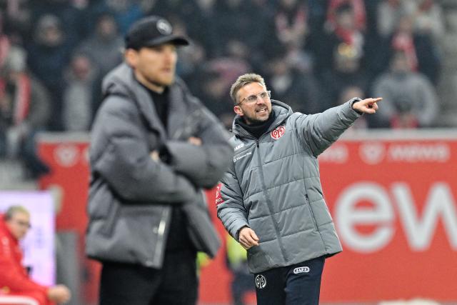 05 December 2025, Rhineland-Palatinate, Mainz: Mainz interim coach Benjamin Hoffmann gestures during the German Bundesliga soccer match between FSV Mainz 05 and Borussia Moenchengladbach at Mewa Arena. Photo: Uwe Anspach/dpa - IMPORTANT NOTICE: DFL and DFB regulations prohibit any use of photographs as image sequences and/or quasi-video.
