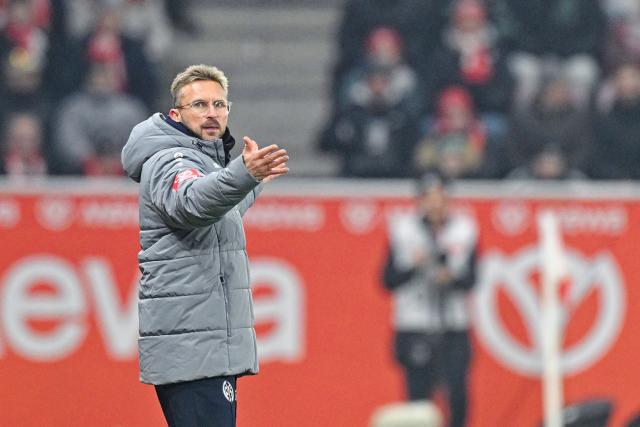05 December 2025, Rhineland-Palatinate, Mainz: Mainz interim coach Benjamin Hoffmann gestures during the German Bundesliga soccer match between FSV Mainz 05 and Borussia Moenchengladbach at Mewa Arena. Photo: Uwe Anspach/dpa - IMPORTANT NOTICE: DFL and DFB regulations prohibit any use of photographs as image sequences and/or quasi-video.