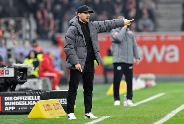 05 December 2025, Rhineland-Palatinate, Mainz: Gladbach coach Eugen Polanski gestures during the German Bundesliga soccer match between FSV Mainz 05 and Borussia Moenchengladbach at Mewa Arena. Photo: Uwe Anspach/dpa - IMPORTANT NOTICE: DFL and DFB regulations prohibit any use of photographs as image sequences and/or quasi-video.
