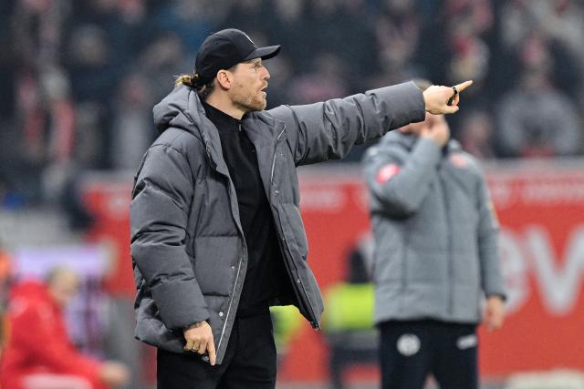05 December 2025, Rhineland-Palatinate, Mainz: Gladbach coach Eugen Polanski gestures during the German Bundesliga soccer match between FSV Mainz 05 and Borussia Moenchengladbach at Mewa Arena. Photo: Uwe Anspach/dpa - IMPORTANT NOTICE: DFL and DFB regulations prohibit any use of photographs as image sequences and/or quasi-video.