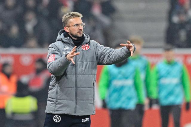 05 December 2025, Rhineland-Palatinate, Mainz: Mainz interim coach Benjamin Hoffmann gestures during the German Bundesliga soccer match between FSV Mainz 05 and Borussia Moenchengladbach at Mewa Arena. Photo: Uwe Anspach/dpa - IMPORTANT NOTICE: DFL and DFB regulations prohibit any use of photographs as image sequences and/or quasi-video.