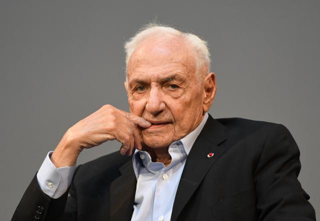 FILED - 12 September 2016, Berlin: Legendary architect Frank Gehry speaks at a press conference in Berlin. Gehry has passed away at his home in Santa Monica after a brief respiratory illness, Gehry Partners chief of staff Meaghan Lloyd confirmed to dpa. Photo: picture alliance / dpa