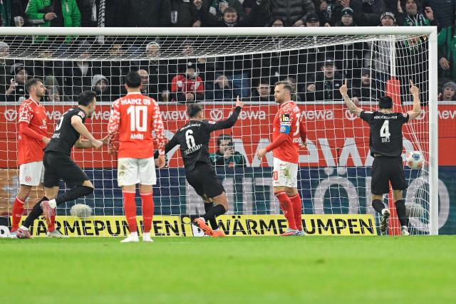 05 December 2025, Rhineland-Palatinate, Mainz: Gladbach's team celebrate the own goal during the German Bundesliga soccer match between FSV Mainz 05 and Borussia Moenchengladbach at Mewa Arena. Photo: Uwe Anspach/dpa - IMPORTANT NOTICE: DFL and DFB regulations prohibit any use of photographs as image sequences and/or quasi-video.