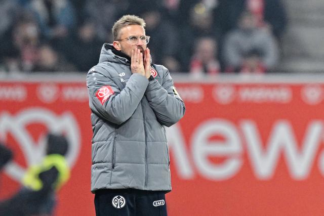05 December 2025, Rhineland-Palatinate, Mainz: Mainz interim coach Benjamin Hoffmann gestures during the German Bundesliga soccer match between FSV Mainz 05 and Borussia Moenchengladbach at Mewa Arena. Photo: Uwe Anspach/dpa - IMPORTANT NOTICE: DFL and DFB regulations prohibit any use of photographs as image sequences and/or quasi-video.