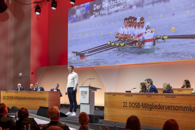 06 December 2025, Hesse, Frankfurt/Main: Hannes Ocik, former captain of the German eight, speaks during the bid presentation at the German Olympic Sports Federation (DOSB) General Assembly in Frankfurt. The meeting will vote today on a bid for the Olympic and Paralympic Games in Germany. Photo: Helmut Fricke/dpa