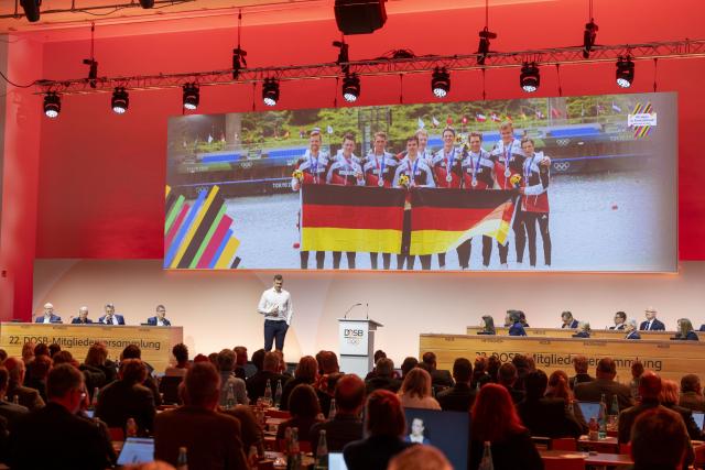 06 December 2025, Hesse, Frankfurt/Main: Hannes Ocik, former captain of the German eight, speaks during the bid presentation at the German Olympic Sports Federation (DOSB) General Assembly in Frankfurt. The meeting will vote today on a bid for the Olympic and Paralympic Games in Germany. Photo: Helmut Fricke/dpa