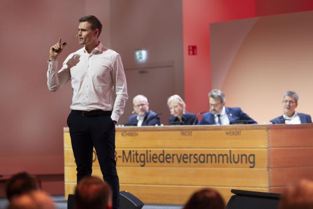 06 December 2025, Hesse, Frankfurt/Main: Hannes Ocik, former captain of the German eight, speaks during the bid presentation at the German Olympic Sports Federation (DOSB) General Assembly in Frankfurt. The meeting will vote today on a bid for the Olympic and Paralympic Games in Germany. Photo: Helmut Fricke/dpa