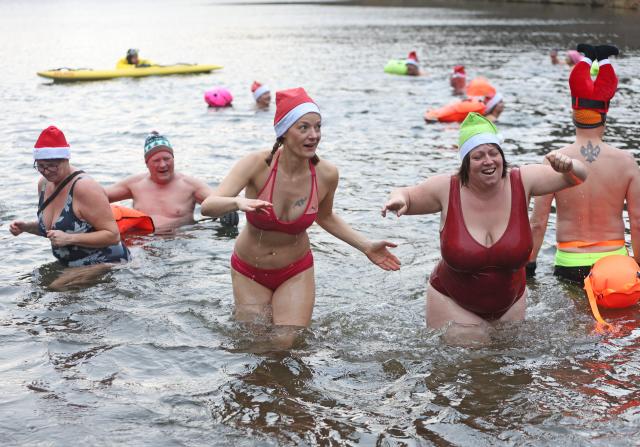 06 December 2025, Lower Saxony, Goslar: Participants in the traditional St. Nicholas swim enter the three-degree water of the Herzberg pond at an air temperature of just under four degrees. Photo: Matthias Bein/dpa