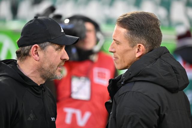 06 December 2025, Lower Saxony, Wolfsburg: Union Berlin coach Steffen Baumgart (L) and Wolfsburg coach Daniel Bauer talk to each other before the start of the German Bundesliga soccer match between VfL Wolfsburg and 1. FC Union Berlin at the Volkswagen Arena. Photo: Swen Pförtner/dpa - IMPORTANT NOTICE: DFL and DFB regulations prohibit any use of photographs as image sequences and/or quasi-video.