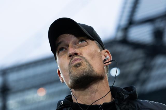 06 December 2025, North Rhine-Westphalia, Cologne: Pauli coach Alaxander Blessin is pictured before the German Bundesliga soccer match between 1. FC Cologne and FC St. Pauli at the RheinEnergieStadion. Photo: Rolf Vennenbernd/dpa - IMPORTANT NOTE: In accordance with the regulations of the DFL German Football League and the DFB German Football Association, it is prohibited to utilize or have utilized photographs taken in the stadium and/or of the match in the form of sequential images and/or video-like photo series.