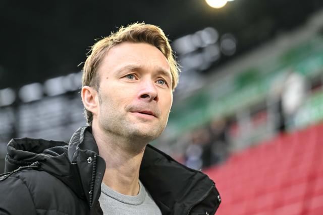 06 December 2025, Bavaria, Augsburg: Bayer Leverkusen Managing Director Sport Simon Rolfes is pictured before the German Bundesliga soccer match between FC Augsburg and Bayer Leverkusen at the WWK-Arena. Photo: Harry Langer/dpa - IMPORTANT NOTE: In accordance with the regulations of the DFL German Football League and the DFB German Football Association, it is prohibited to utilize or have utilized photographs taken in the stadium and/or of the match in the form of sequential images and/or video-like photo series.