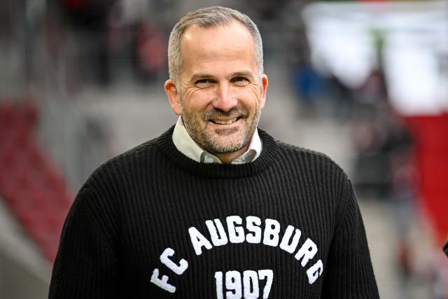 06 December 2025, Bavaria, Augsburg: Augsburg coach Manuel Baum is pictured before the German Bundesliga soccer match between FC Augsburg and Bayer Leverkusen at the WWK-Arena. Photo: Harry Langer/dpa - IMPORTANT NOTICE: DFL and DFB regulations prohibit any use of photographs as image sequences and/or quasi-video.