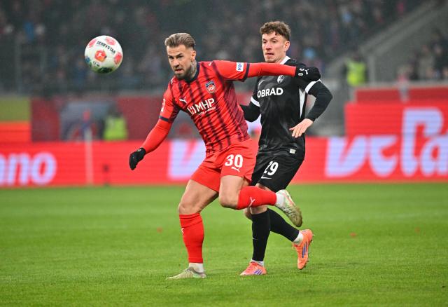 06 December 2025, Baden-Württemberg, Heidenheim: Heidenheim's Niklas Dorsch (L) and Freiburg's Philipp Treu in action during German Bundesliga soccer match between FC Heidenheim and SC Freiburg at the Voith-Arena. Photo: Jan-Philipp Strobel/dpa - IMPORTANT NOTE: In accordance with the regulations of the DFL German Football League and the DFB German Football Association, it is prohibited to utilize or have utilized photographs taken in the stadium and/or of the match in the form of sequential images and/or video-like photo series.
