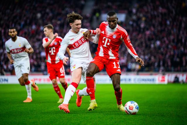 06 December 2025, Baden-Württemberg, Stuttgart: Stuttgart's Angelo Stiller (2nd R) in action against Bayern Munich's Nicolas Jackson during the German Bundesliga socce rmatch between VfB Stuttgart and FC Bayern Munich at the MHPArena. Photo: Tom Weller/dpa - IMPORTANT NOTICE: DFL and DFB regulations prohibit any use of photographs as image sequences and/or quasi-video.