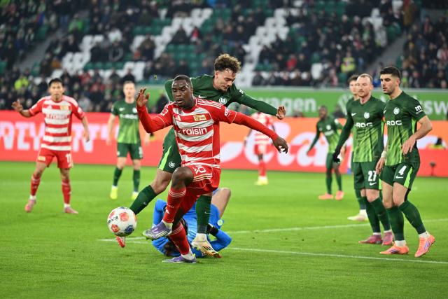 06 December 2025, Lower Saxony, Wolfsburg: Union Berlin's Ilyas Ansah in action against Wolfsburg's Aaron Zehnter during the German Bundesliga soccer match between VfL Wolfsburg and 1. FC Union Berlin at the Volkswagen Arena. Photo: Swen Pförtner/dpa - IMPORTANT NOTICE: DFL and DFB regulations prohibit any use of photographs as image sequences and/or quasi-video.