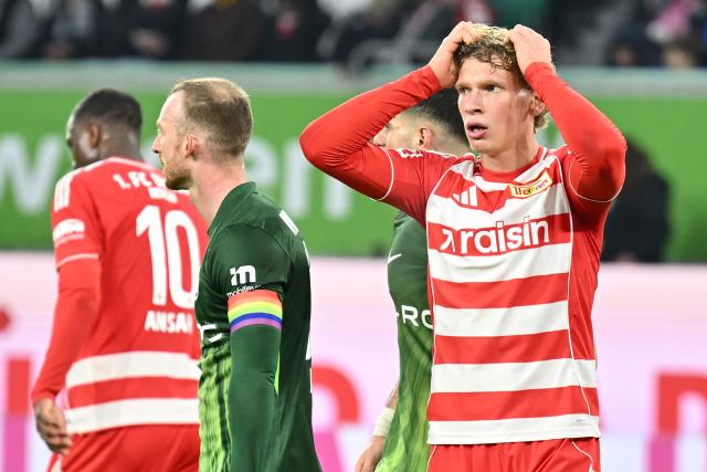 06 December 2025, Lower Saxony, Wolfsburg: Union Berlin's Leopold Querfeld rues a missed chance during the German Bundesliga soccer match between VfL Wolfsburg and 1. FC Union Berlin at the Volkswagen Arena. Photo: Swen Pförtner/dpa - IMPORTANT NOTICE: DFL and DFB regulations prohibit any use of photographs as image sequences and/or quasi-video.