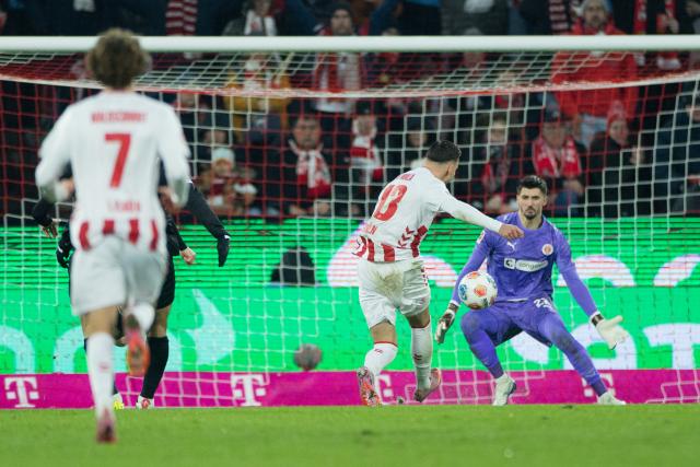 06 December 2025, North Rhine-Westphalia, Cologne: Cologne's Said El Mala (C) scores his side's first goal past Pauli's Nikola Vasilj during the German Bundesliga soccer match between 1. FC Cologne and FC St. Pauli at the RheinEnergieStadion. Photo: Rolf Vennenbernd/dpa - IMPORTANT NOTICE: DFL and DFB regulations prohibit any use of photographs as image sequences and/or quasi-video.