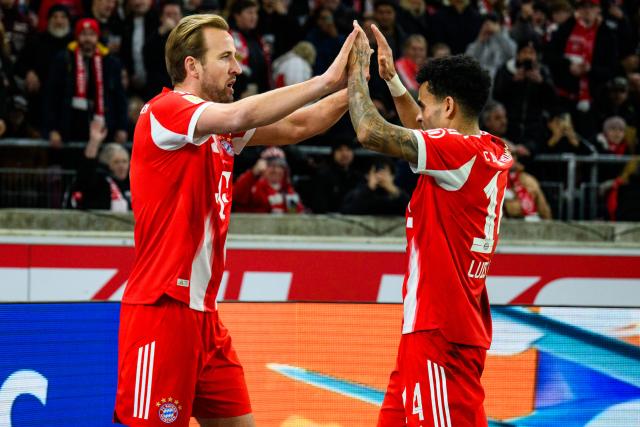 06 December 2025, Baden-Württemberg, Stuttgart: Bayern Munich's Harry Kane (L) celebrates scoring his side's second goal with teammate Luis Diaz during the German Bundesliga socce rmatch between VfB Stuttgart and FC Bayern Munich at the MHPArena. Photo: Tom Weller/dpa - IMPORTANT NOTICE: DFL and DFB regulations prohibit any use of photographs as image sequences and/or quasi-video.