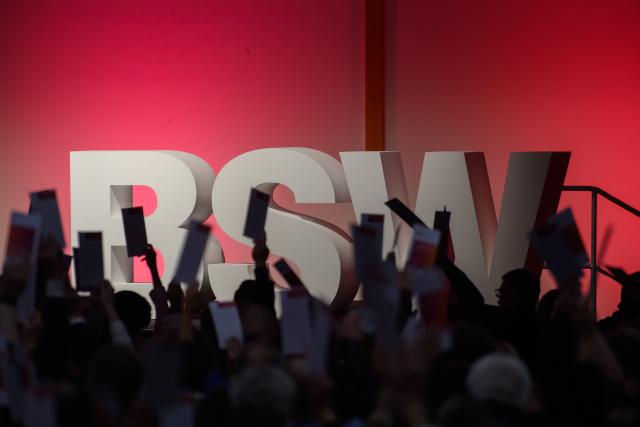 06 December 2025, Saxony-Anhalt, Magdeburg: Delegates vote on a new name for the party at the 3rd national party conference of the "Sahra Wagenknecht Alliance" party. Photo: Klaus-Dietmar Gabbert/dpa