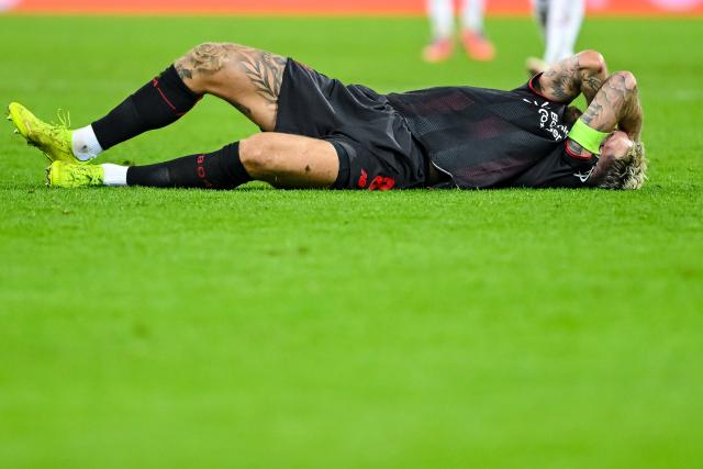 06 December 2025, Bavaria, Augsburg: Bayer Leverkusen's Robert Andrich lies on the ground during the German Bundesliga soccer match between FC Augsburg and Bayer Leverkusen at the WWK-Arena. Photo: Harry Langer/dpa - IMPORTANT NOTICE: DFL and DFB regulations prohibit any use of photographs as image sequences and/or quasi-video.