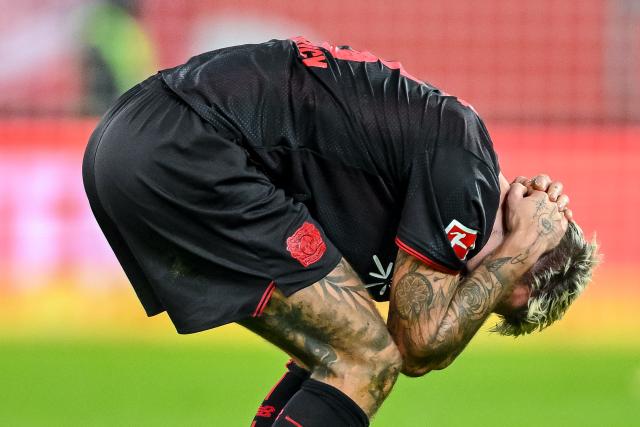 06 December 2025, Bavaria, Augsburg: Bayer Leverkusen's Robert Andrich reacts during the German Bundesliga soccer match between FC Augsburg and Bayer Leverkusen at the WWK-Arena. Photo: Harry Langer/dpa - IMPORTANT NOTICE: DFL and DFB regulations prohibit any use of photographs as image sequences and/or quasi-video.
