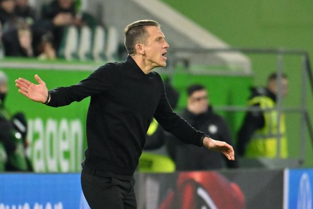 06 December 2025, Lower Saxony, Wolfsburg: Wolfsburg coach Daniel Bauer gives instructions during the German Bundesliga soccer match between VfL Wolfsburg and 1. FC Union Berlin at the Volkswagen Arena. Photo: Swen Pförtner/dpa - IMPORTANT NOTICE: DFL and DFB regulations prohibit any use of photographs as image sequences and/or quasi-video.