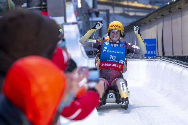 06 December 2025, North Rhine-Westphalia, Winterberg: Dajana Eitberger and Magdalena Matschina of Germany cheer as they cross the finish line of the Women's doubles competition of the Luge World Cup in Winterberg. Photo: David Inderlied/dpa