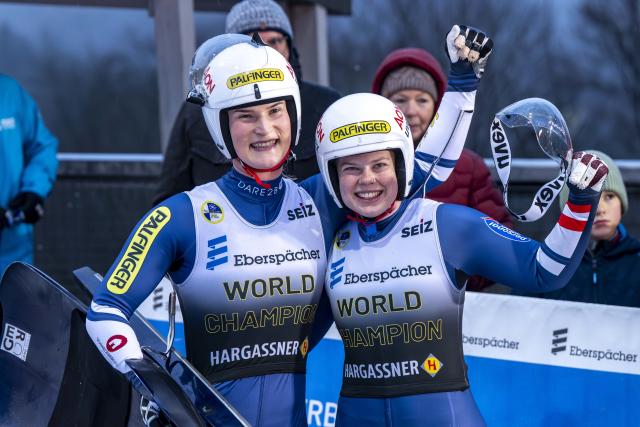 06 December 2025, North Rhine-Westphalia, Winterberg: Selina Egle (L) and Lara Michaela Kipp of Austria celebrates finishing second in the Women's doubles competition of the Luge World Cup in Winterberg. Photo: David Inderlied/dpa