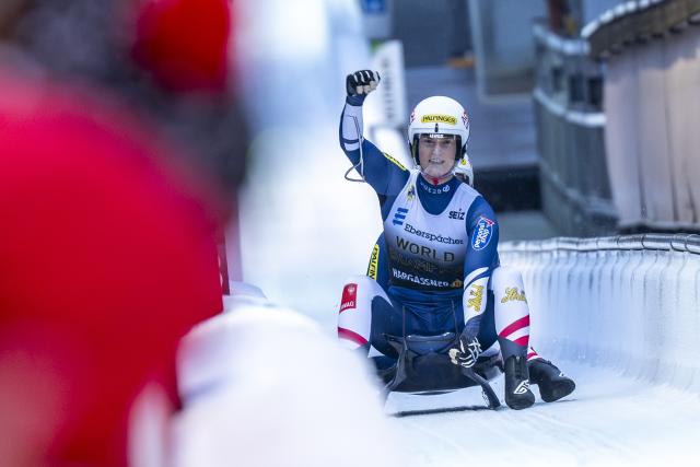 06 December 2025, North Rhine-Westphalia, Winterberg: Selina Egle and Lara Michaela Kipp of Austria cheer as they cross the finish line of the Women's doubles competition of the Luge World Cup in Winterberg. Photo: David Inderlied/dpa