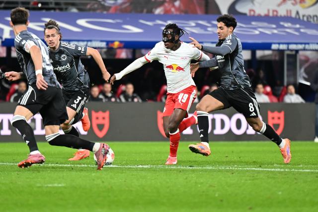 06 December 2025, Saxony, Leipzig: (L-R) Leipzig's Yan Diomande and Eintracht Frankfurt's Fars Chabi battle for the ball during the German Bundesliga soccer match between RB Leipzig and Eintracht Frankfurt at the Red Bull Arena. Photo: Jennifer Brückner/dpa - IMPORTANT NOTICE: DFL and DFB regulations prohibit any use of photographs as image sequences and/or quasi-video.