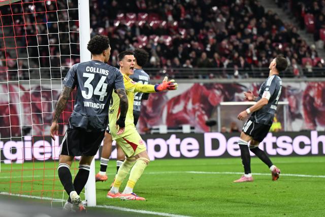 06 December 2025, Saxony, Leipzig: Eintracht Frankfurt Goalkeeper Michael Zetterer reacts after Leipzig's Christoph Baumgartner scored his side's second goal during the German Bundesliga soccer match between RB Leipzig and Eintracht Frankfurt at the Red Bull Arena. Photo: Jennifer Brückner/dpa - IMPORTANT NOTICE: DFL and DFB regulations prohibit any use of photographs as image sequences and/or quasi-video.