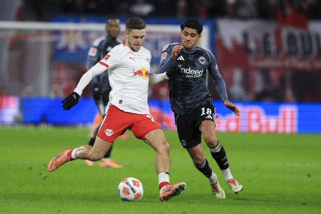 06 December 2025, Saxony, Leipzig: Leipzig's Christoph Baumgartner and Eintracht Frankfurt's Mahmoud Dahoud in action during the German Bundesliga soccer match between RB Leipzig and Eintracht Frankfurt at the Red Bull Arena. Photo: Jan Woitas/dpa - IMPORTANT NOTICE: DFL and DFB regulations prohibit any use of photographs as image sequences and/or quasi-video.