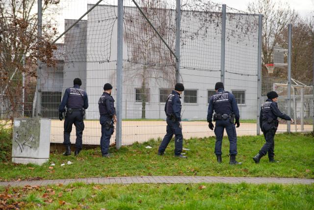 07 December 2025, Baden-Wuerttemberg, Stuttgart: Police are on the scene. A 16-year-old boy has been shot in a playground in Stuttgart. The teenager was seriously injured, a police spokesman said. Photo: Enrique Kaczor/onw-images/dpa