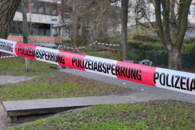 07 December 2025, Baden-Wuerttemberg, Stuttgart: A police cordon can be seen on a playground. A 16-year-old boy has been shot in a playground in Stuttgart. The teenager was seriously injured, a police spokesman said. Photo: Enrique Kaczor/onw-images/dpa