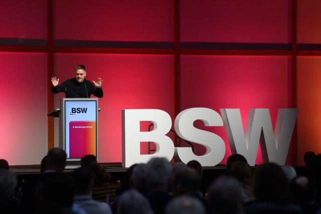 07 December 2025, Saxony-Anhalt, Magdeburg: Oliver Ruhnert, Secretary General of the party "Buendnis Sahra Wagenknecht" (BSW) speaks to the delegates of the 3rd Federal Party Conference of the BSW. The 3rd Federal Party Conference of the BSW continued this morning in Magdeburg. Photo: Klaus-Dietmar Gabbert/dpa