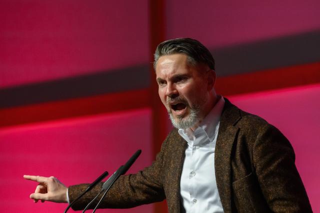 07 December 2025, Saxony-Anhalt, Magdeburg: Fabio De Masi, Chairman of the party "Bündnis Sahra Wagenknecht" (BSW) speaks to the delegates of the 3rd Federal Party Conference of the BSW. The 3rd Federal Party Conference of the BSW continued this morning in Magdeburg. Photo: Klaus-Dietmar Gabbert/dpa