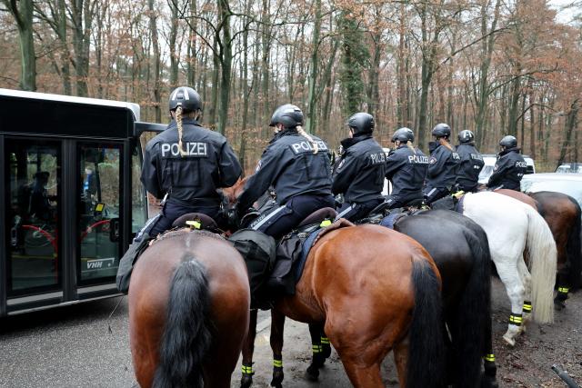 07 December 2025, Hamburg: Police officers on horseback stand by a bus in front of the Volksparkstadion ahead of the German Bundesliga soccer match between Hamburger SV and SV Werder Bremen. Photo: Christian Charisius/dpa - IMPORTANT NOTICE: DFL and DFB regulations prohibit any use of photographs as image sequences and/or quasi-video.