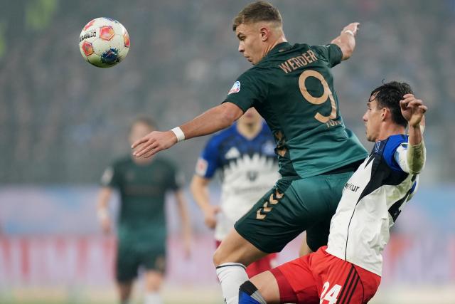 07 December 2025, Hamburg: Werder Bremen's Keke Topp (L) and Hamburger's Nicolas Capaldo battle for the ball during the German Bundesliga soccer match between Hamburger SV and SV Werder Bremen at the Volksparkstadion. Photo: Marcus Brandt/dpa - IMPORTANT NOTICE: DFL and DFB regulations prohibit any use of photographs as image sequences and/or quasi-video.